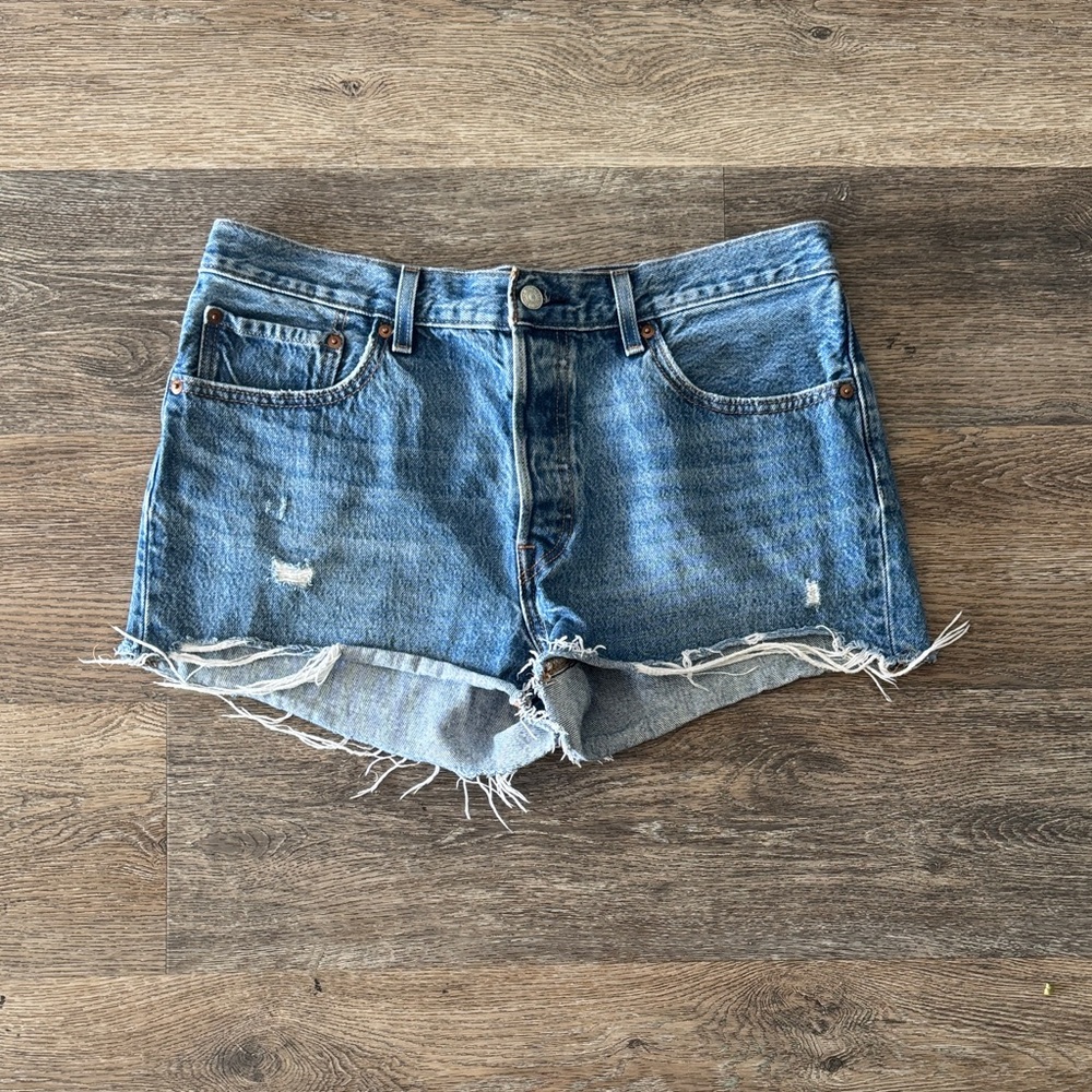 LEVI’S DENIM SHORTS